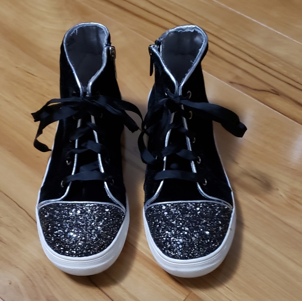 KIDPIK VELVET TENNIS SHOES
